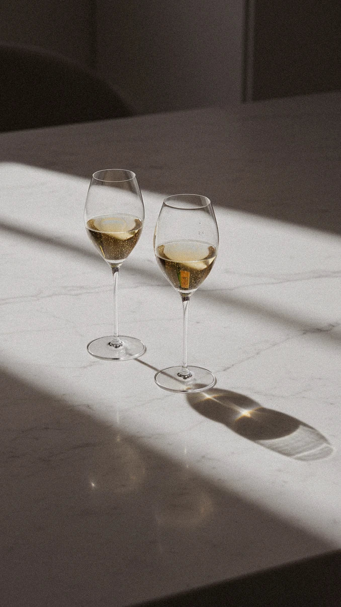 Champagneglas på vitt marmorbord