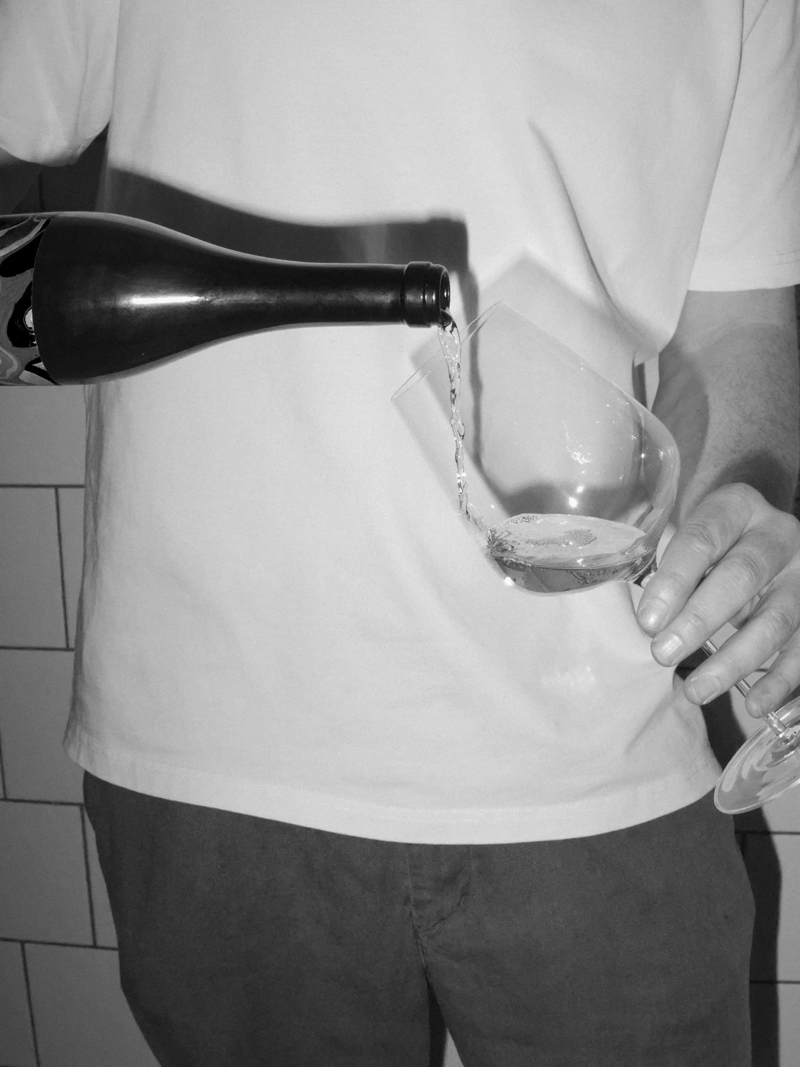 Man som häller upp vin