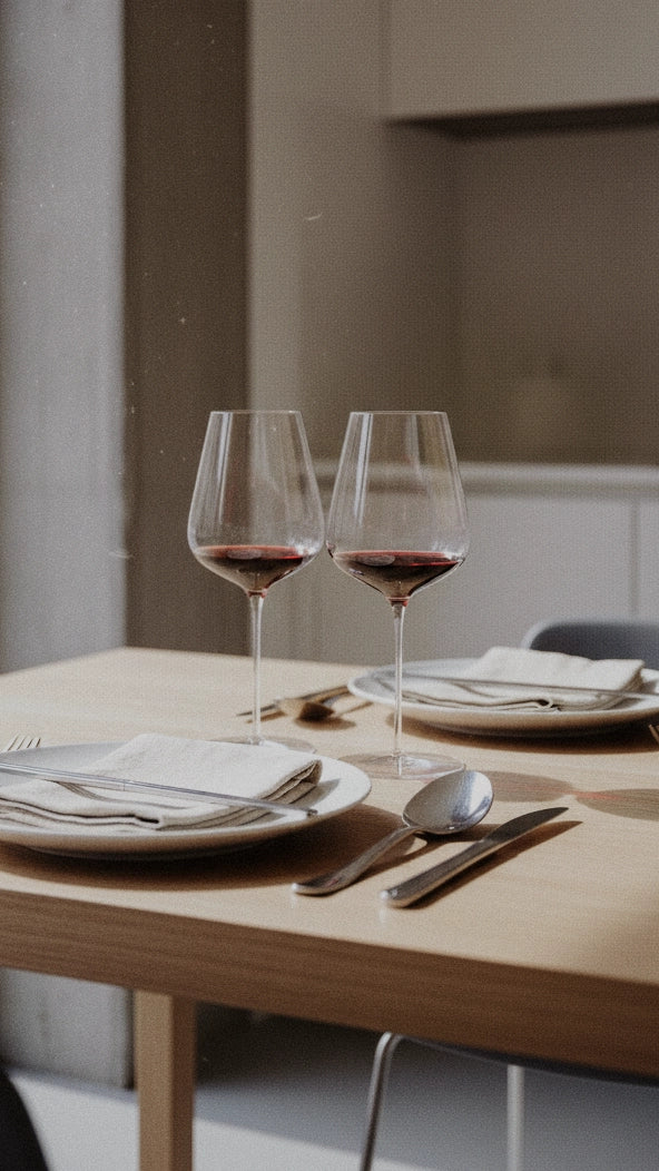 Två vinglas på dukat bord